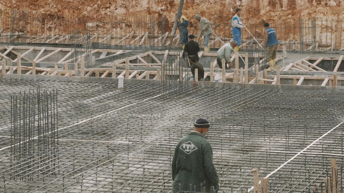 Munkások egy alaplemez vasszerelésén dolgoznak betonozás előtt
